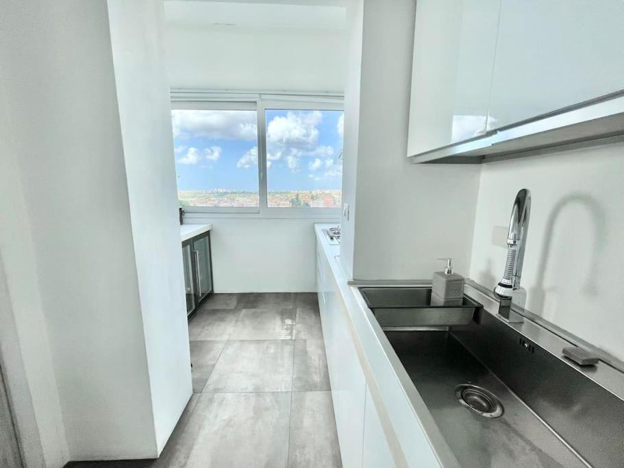Skyline Penthouse With Jacuzzi Apartment *