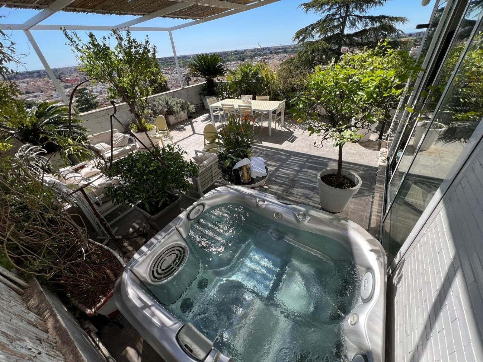 Skyline Penthouse With Jacuzzi
