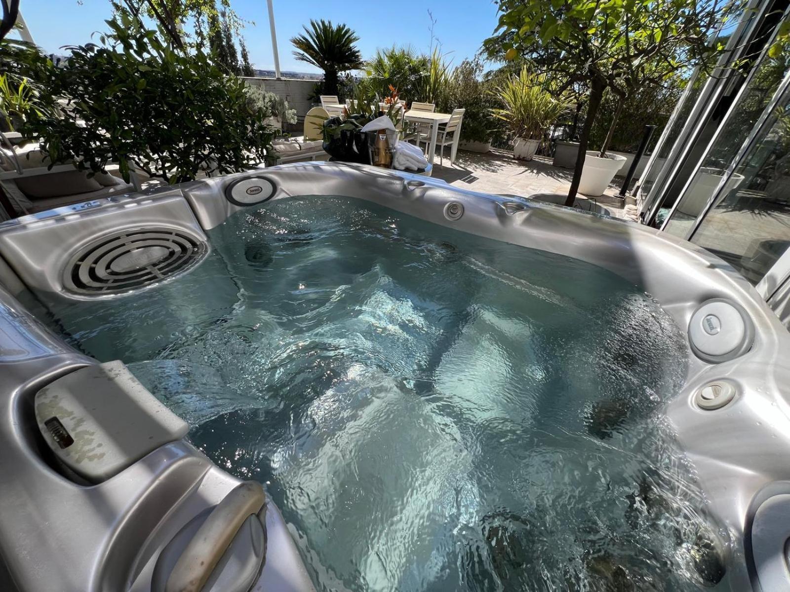 Skyline Penthouse With Jacuzzi Apartment *